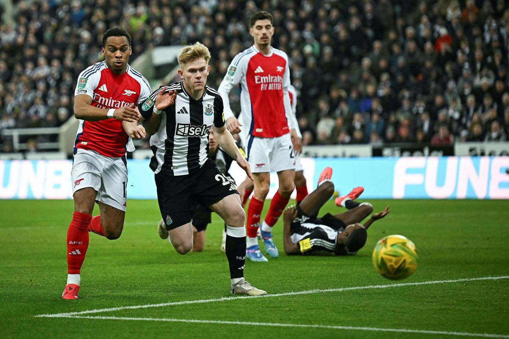 Lewis Hall í leik með Newcastle gegn Arsenal.