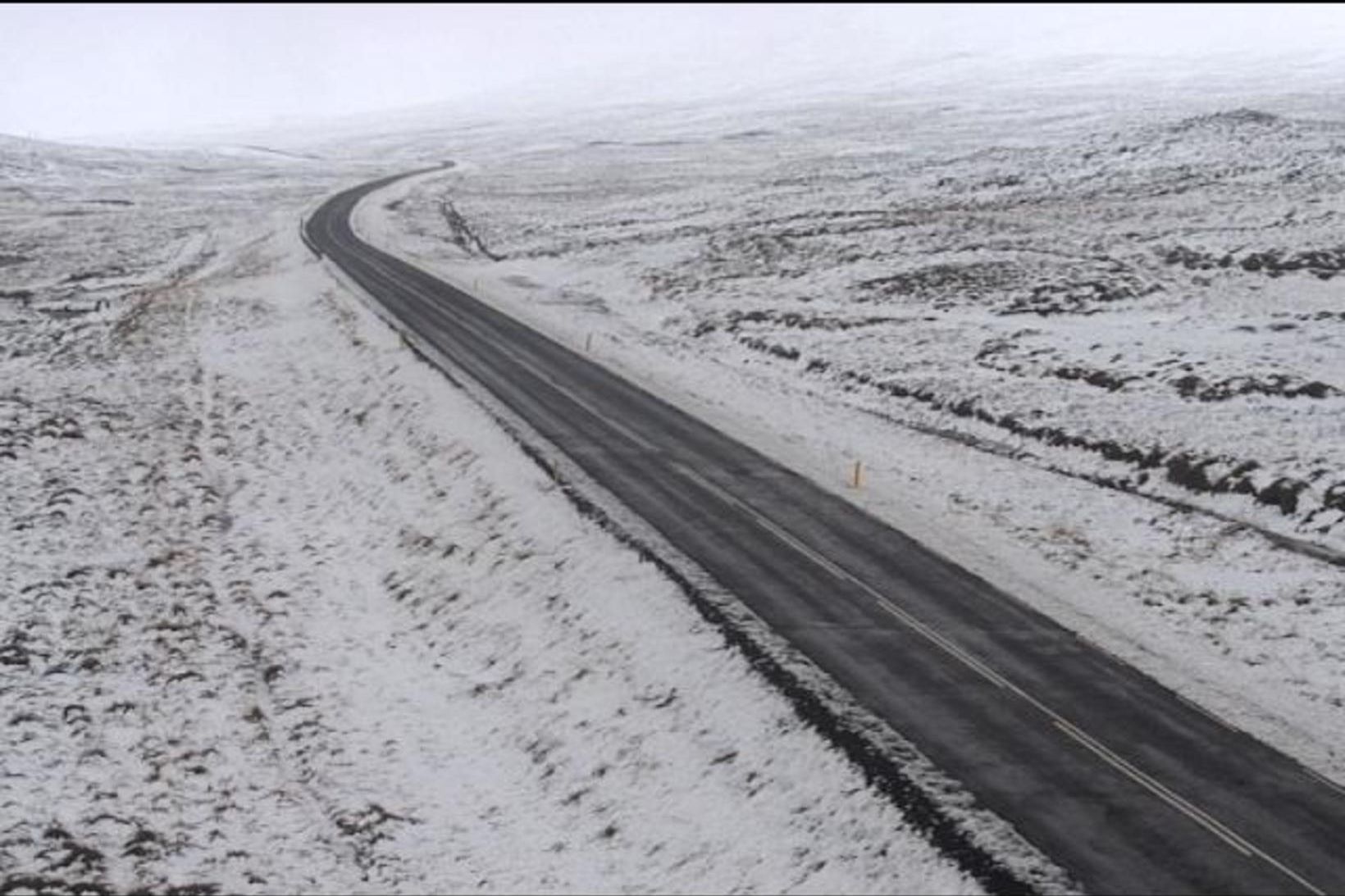 Snjóað hafði töluvert í kringum Þverárfjallsveg á Laxárdalsheiði á milli …