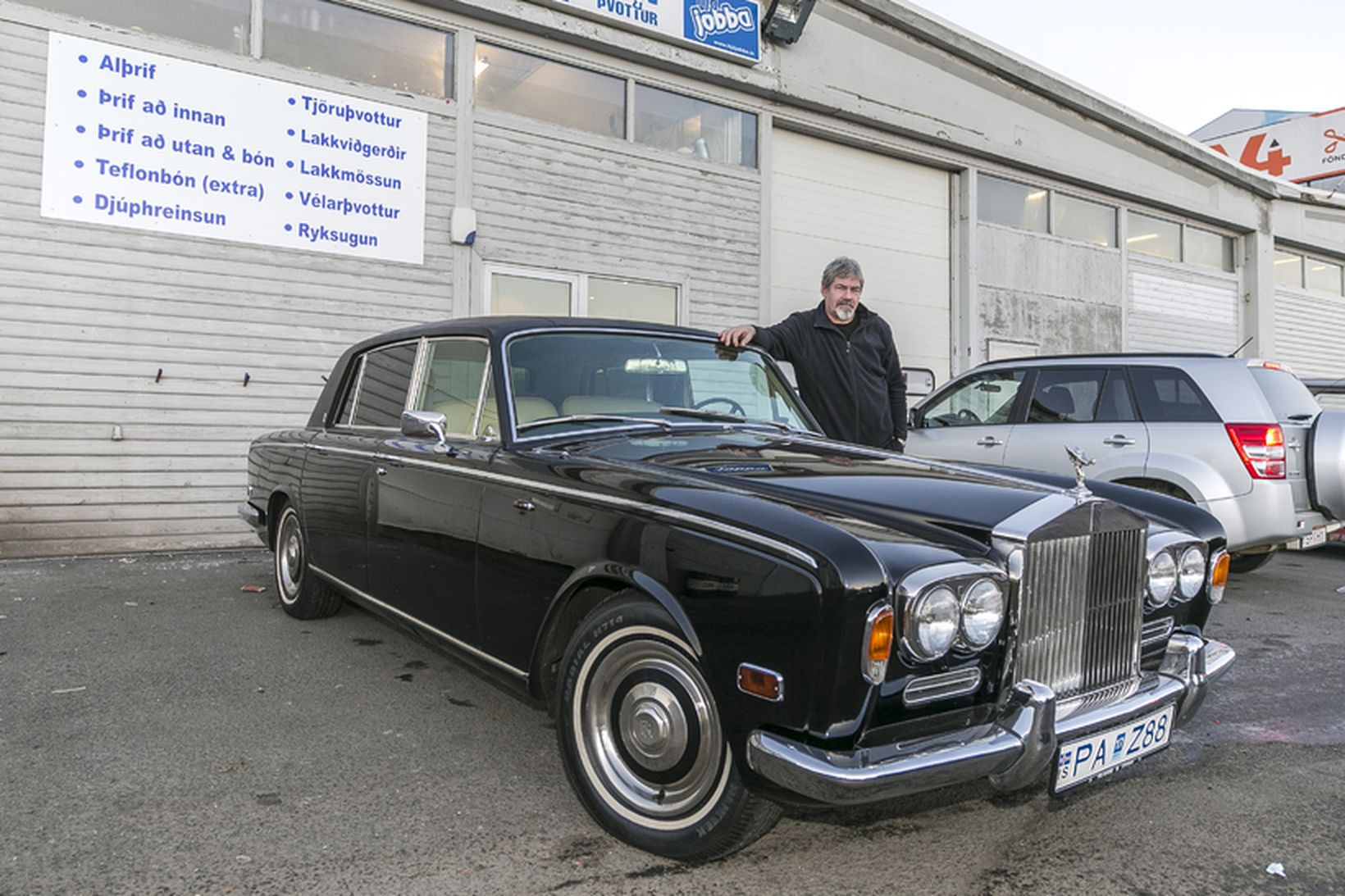 Jósef Kristjánsson, Jobbi, við hlið forláta Rolls Royce-bifreiðar sem hann …