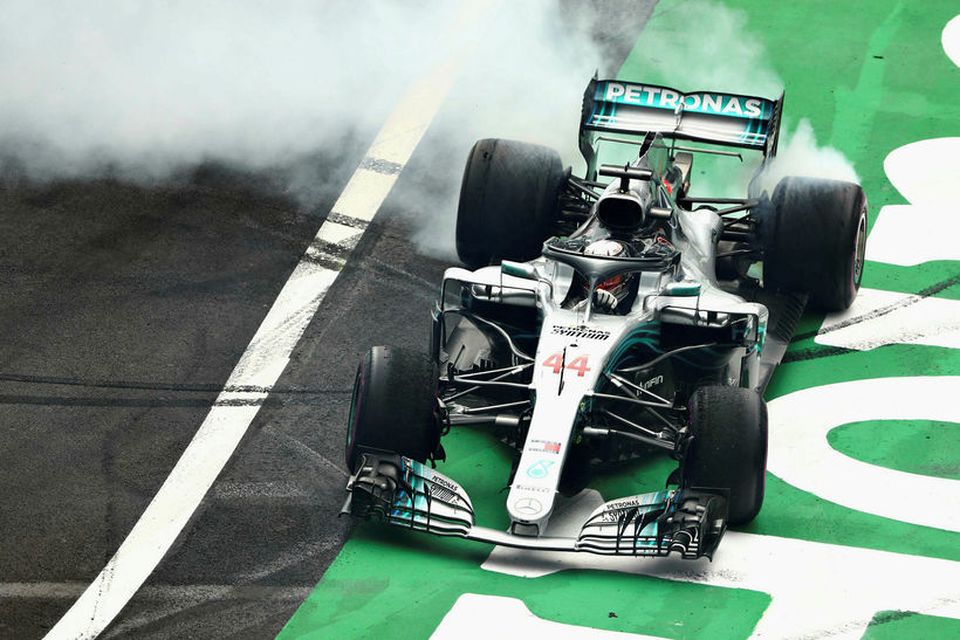 Lewis Hamilton fagnar titlinum með kleinuhringjum á brautinni í Mexíkó.