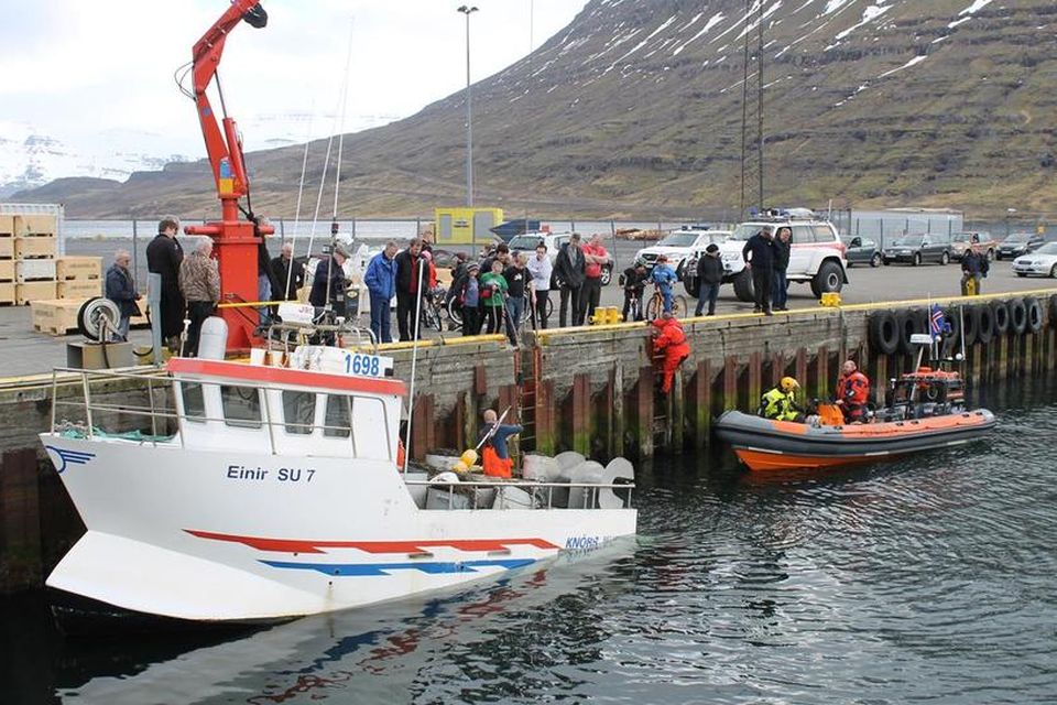 Margir fylgdust með því þegar báturinn komst örugglega í höfn.