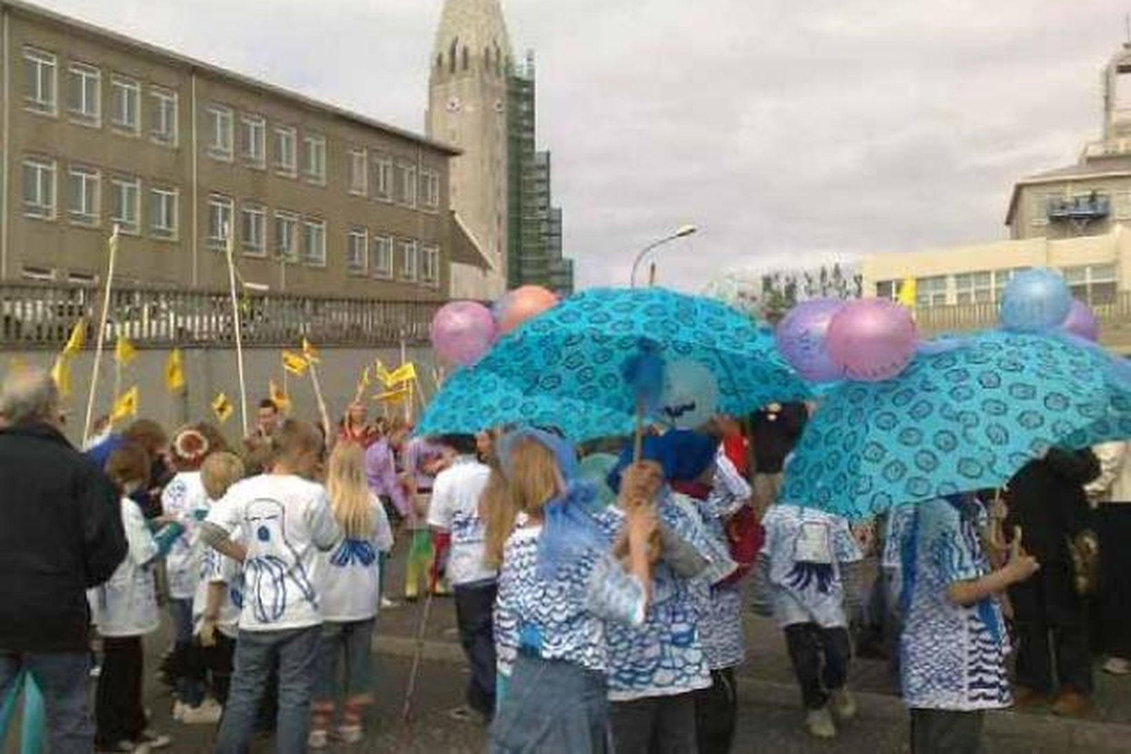 Nemendur söfnuðust saman í skólaportinu áður en gengið var af …