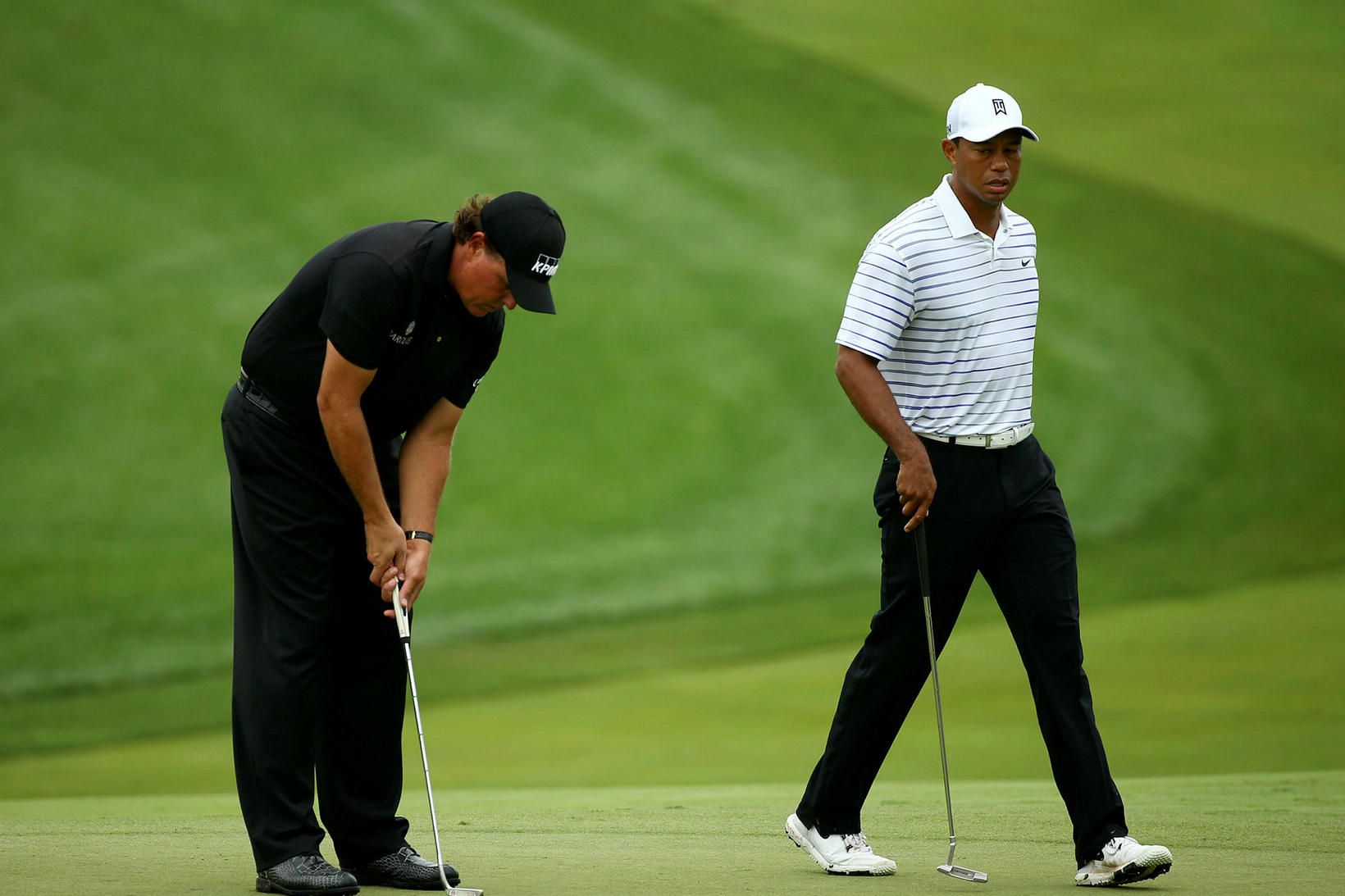 Phil Mickelson og Tiger Woods á golfvellinum.