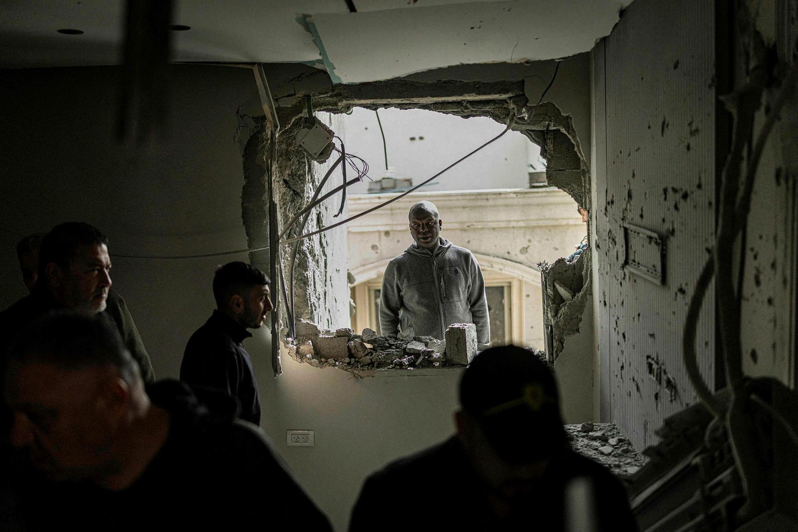 Vara við árásum á hótel á svæðinu