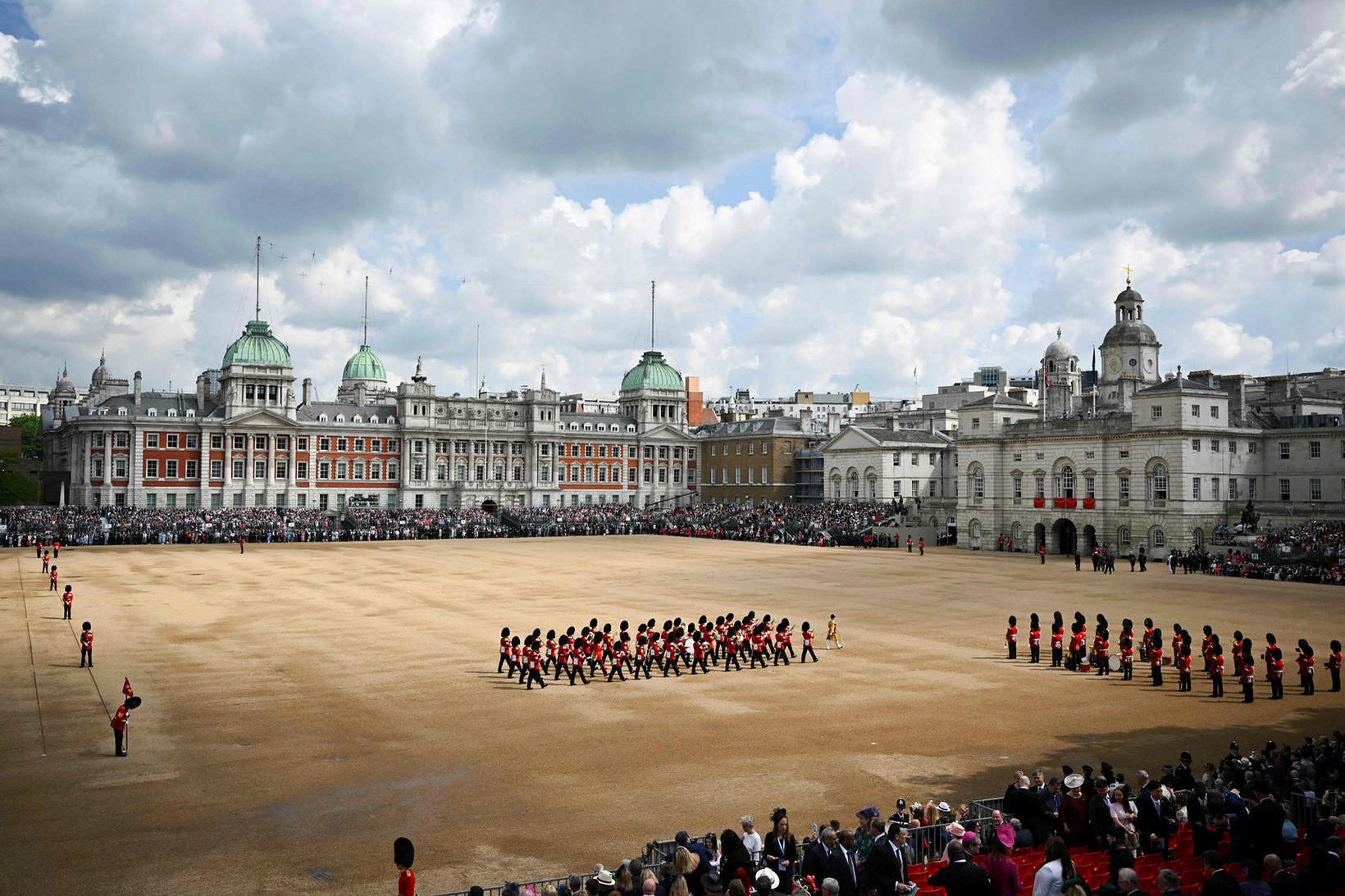 Mikið var um að vera á torgi Buckingham-hallar í morgun.