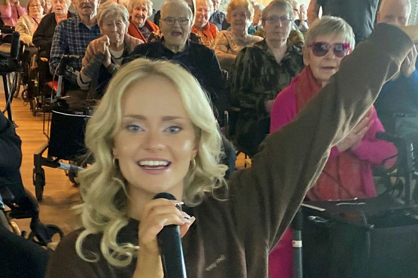 Tónlistarkonan Sigga Ósk söng fyrir heimilisfólk á Hrafnistu.