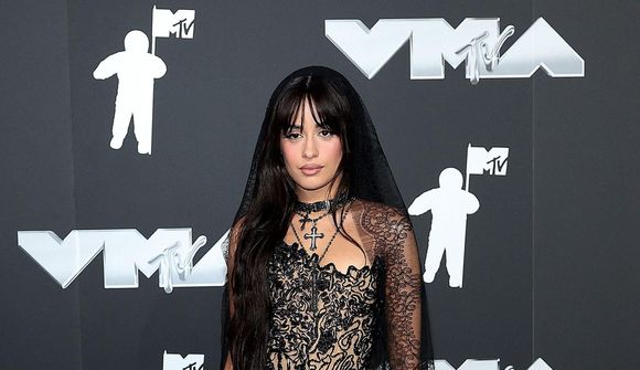 Cabello deildi sjóðheitum kossi með milljarðamæringi