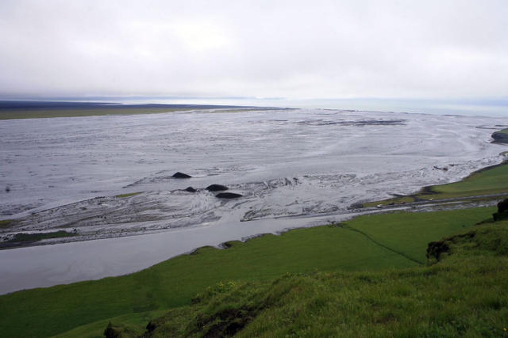 Ferðamenn eru beðnir um að fara með varúð í nágrenni …