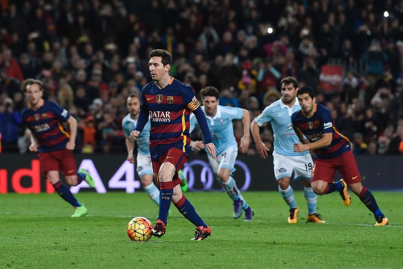 Lionel Messi rennir hér boltanum á Luis Suárez sem skorar …