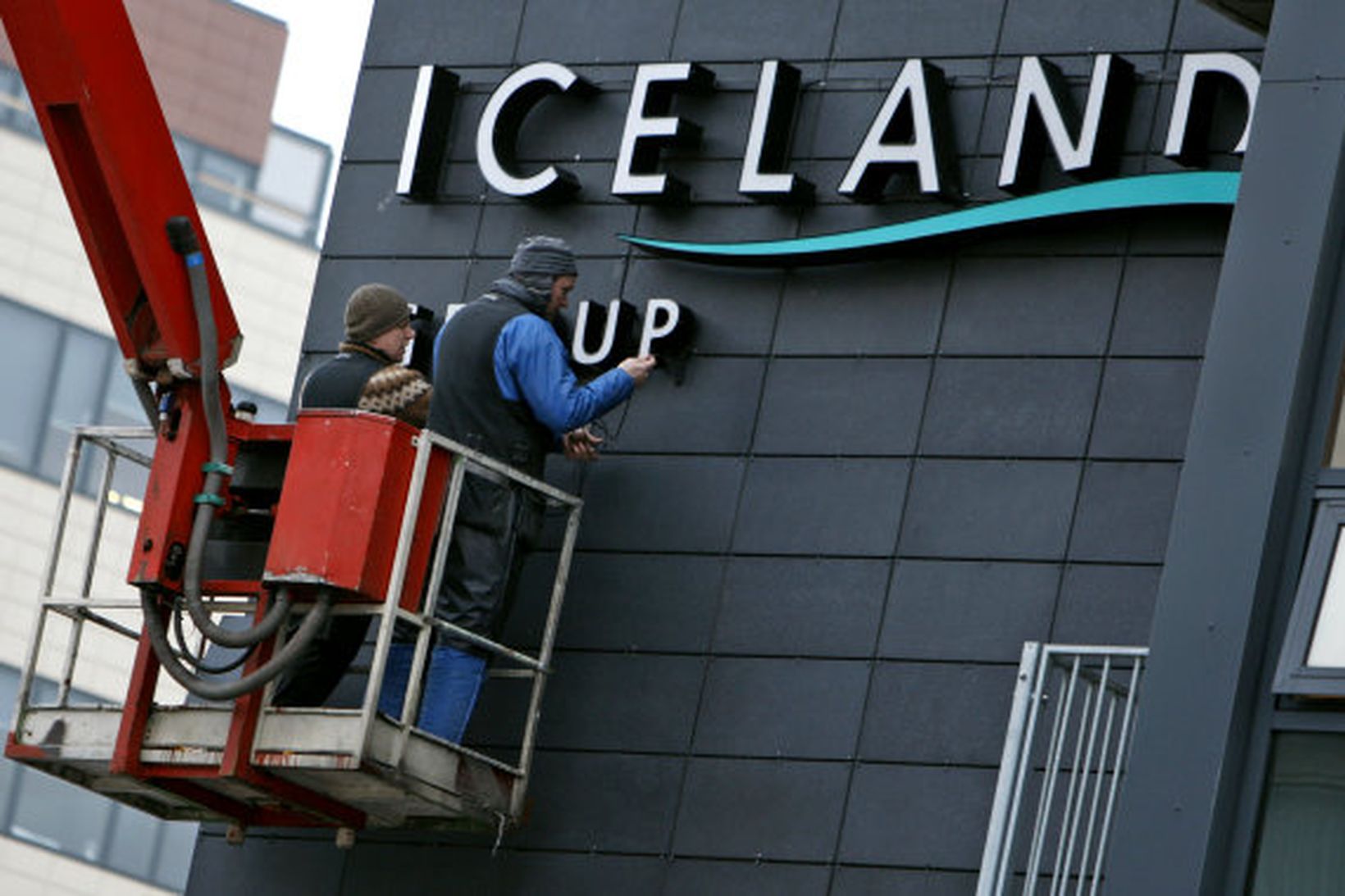 Landsbankinn heldur eftir 19% hlut í Icelandic Group.