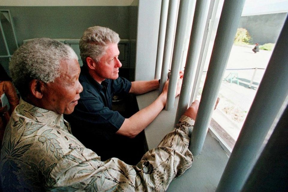 Bill Clinton og Nelson Mandela heimsóttu fangaeyjuna þar sem Mandela dvaldi í 27 ár. Heimsóknin …