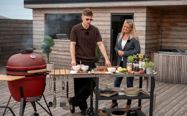Wiktor Pálsson landsliðskokkur gerði nýja útfærslu af réttinum Haf og hagi og grillaði á kolagrillinu …