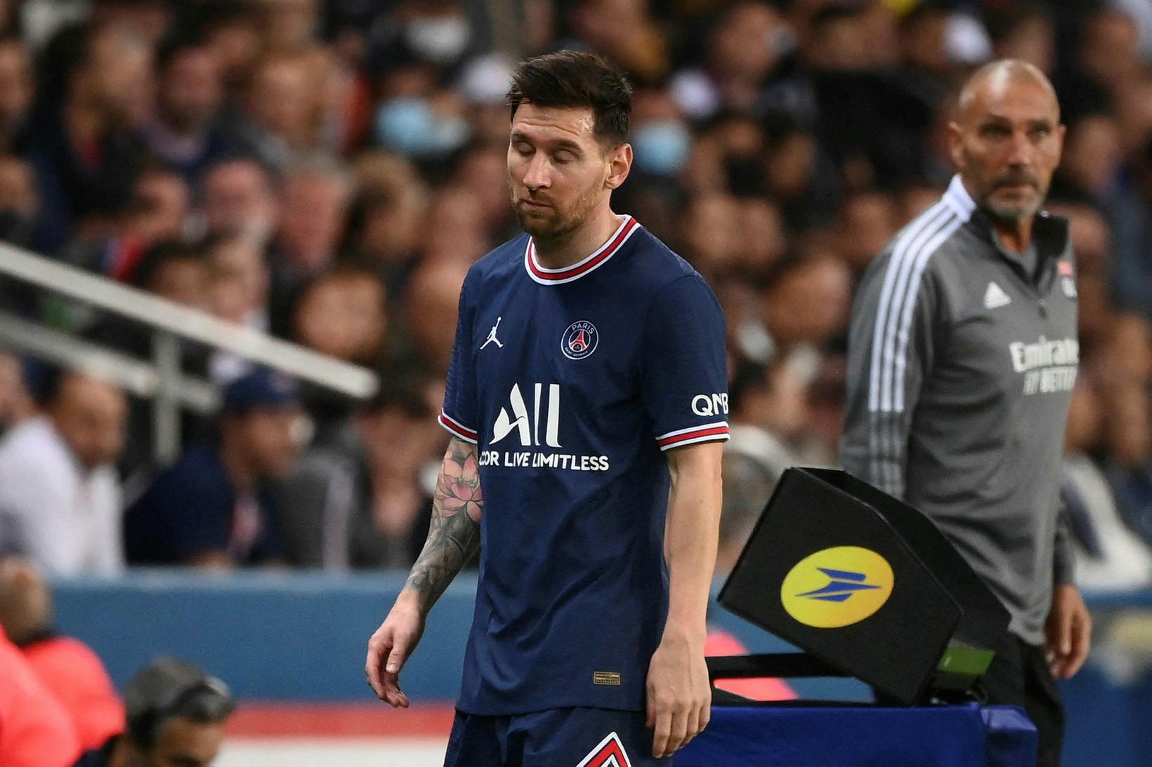 Lionel Messi fer af velli í leiknum gegn Lyon um …