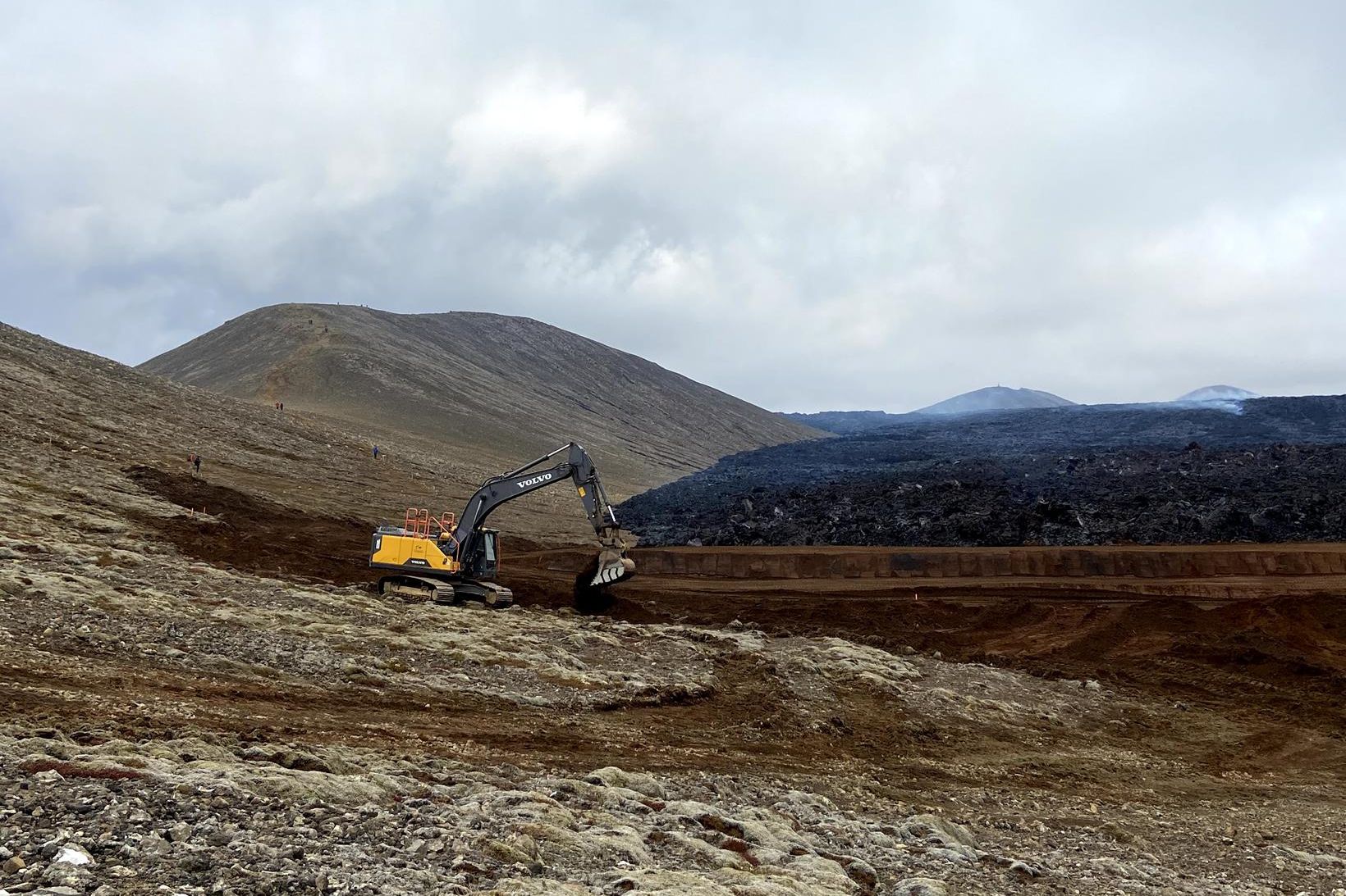 Varnargarðar voru reistir ofan við Nátthaga en hraun hefur nú …