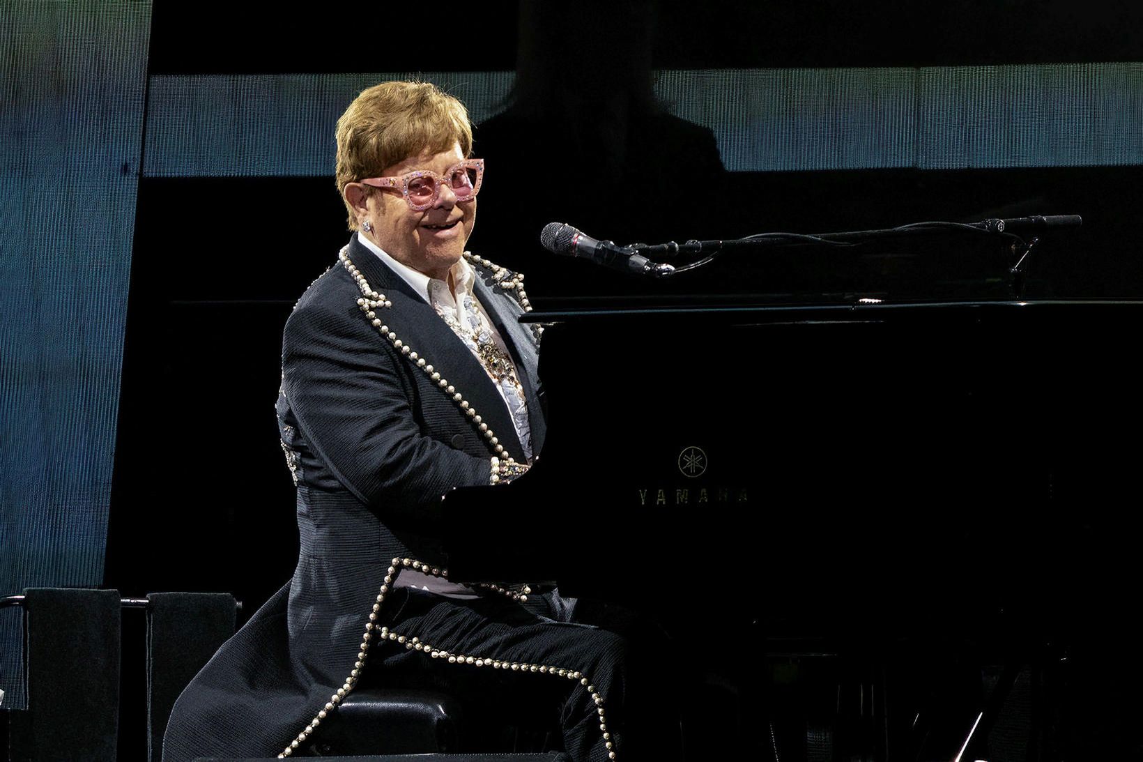 Elton John ætlar að ljúka kveðjutónleikaröðinni í Bretlandi á Glastonbury.