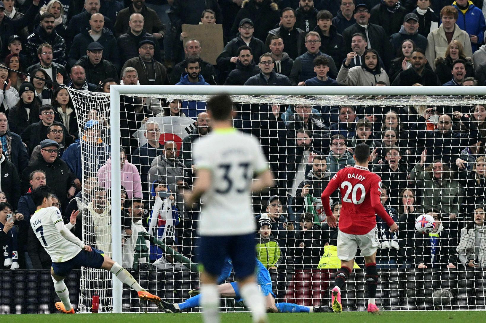 Son Heung-min jafnar metin fyrir Tottenham í 2:2 í leiknum …