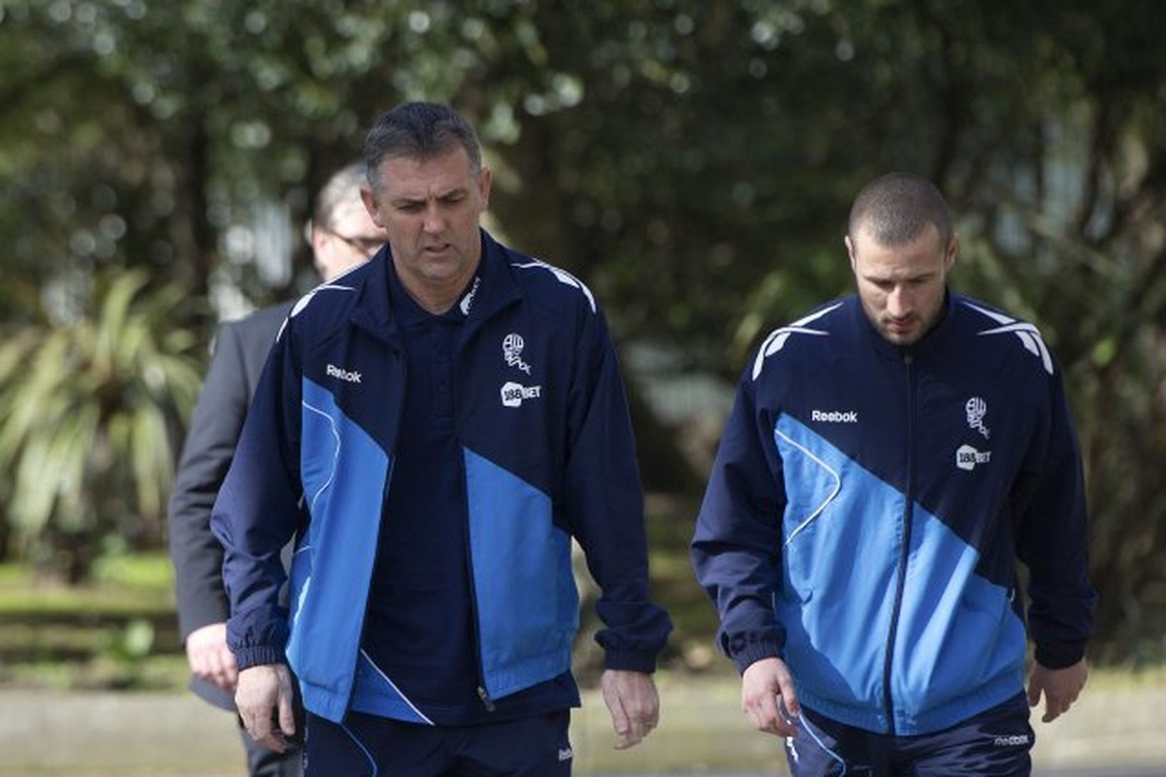 Owen Coyle knattspyrnustjóri Bolton á leið til sjúkrahússins í dag.