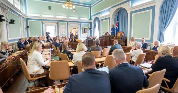 Þórunn Sveinbjarnardóttir ávarpaði þingheim í löngu máli áður en hún tilkynnti það sem flestir áttu …