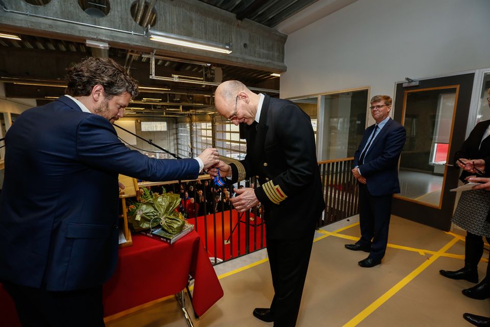 Dagur B. afhenti slökkviliðsstjóranum Jóni Viðari Matthíassyni lyklana.