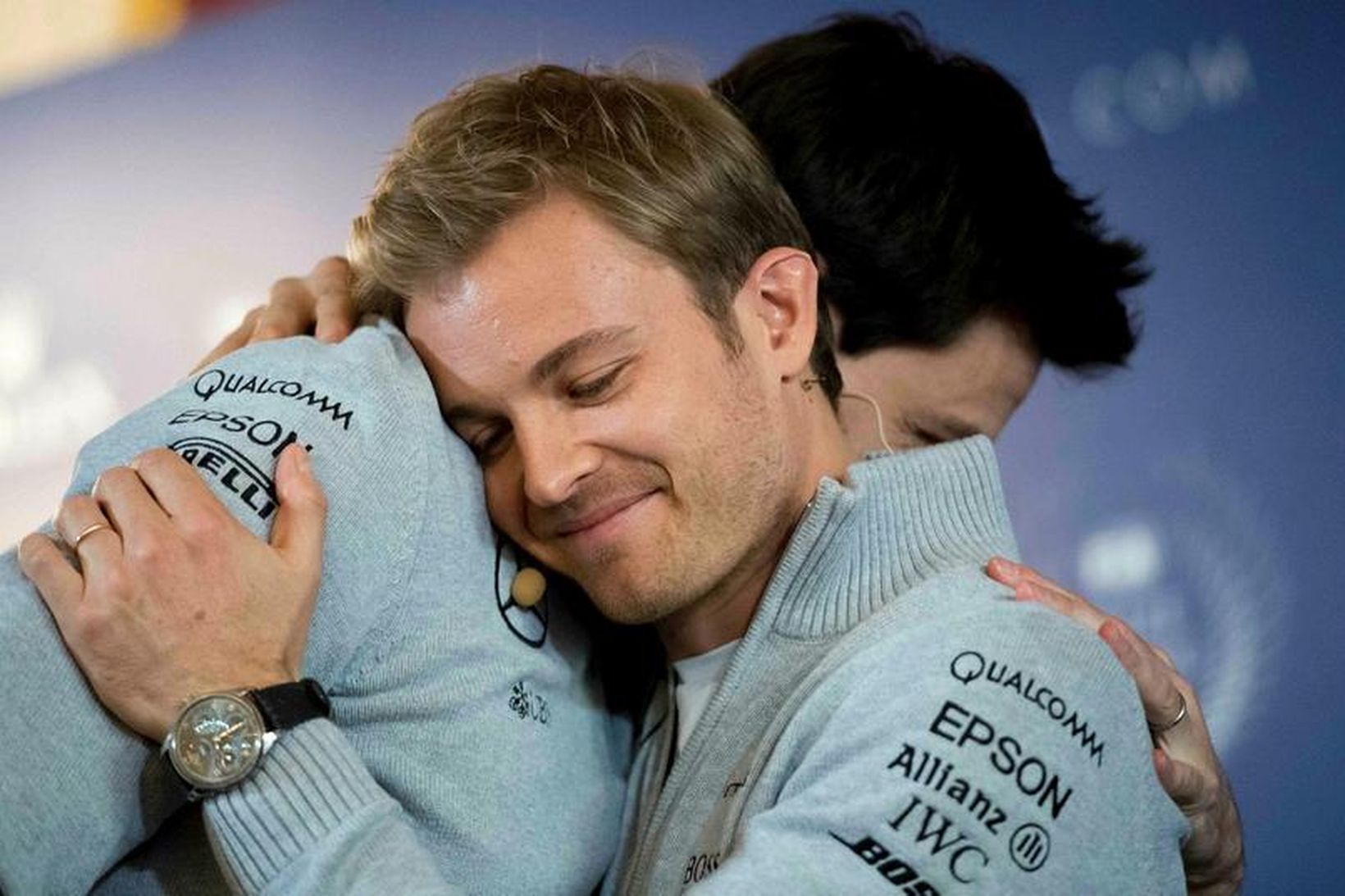 Nico Rosberg og Mercedesstjórinn Toto Wolff falalst í faðma eftir …