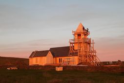 Þakskífur úr íslensku stuðlabergi koma til Grímseyjar í dag.