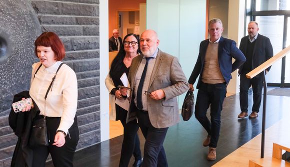 Þingfundi slitið eftir fimm mínútur