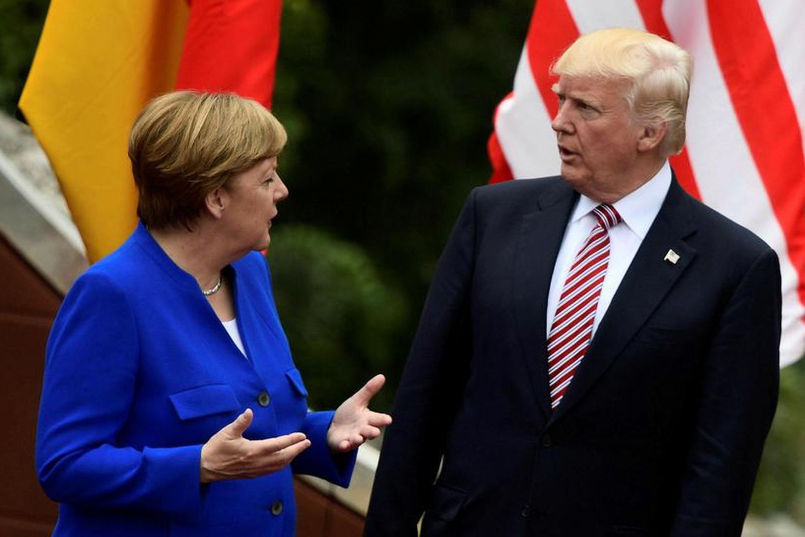 Merkel og Trump talast við á fundi G7-ríkjanna.