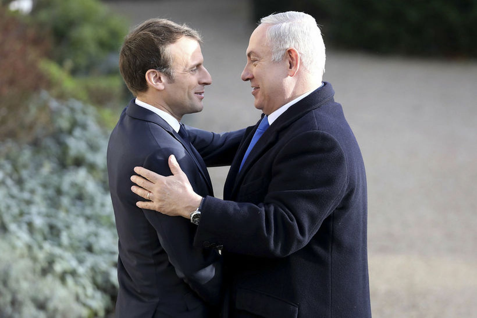 Emmanuel Macron Frakklandsforseti heilsar Benjamin Netanyahu forsætisráðherra Ísraels fyrir fund …