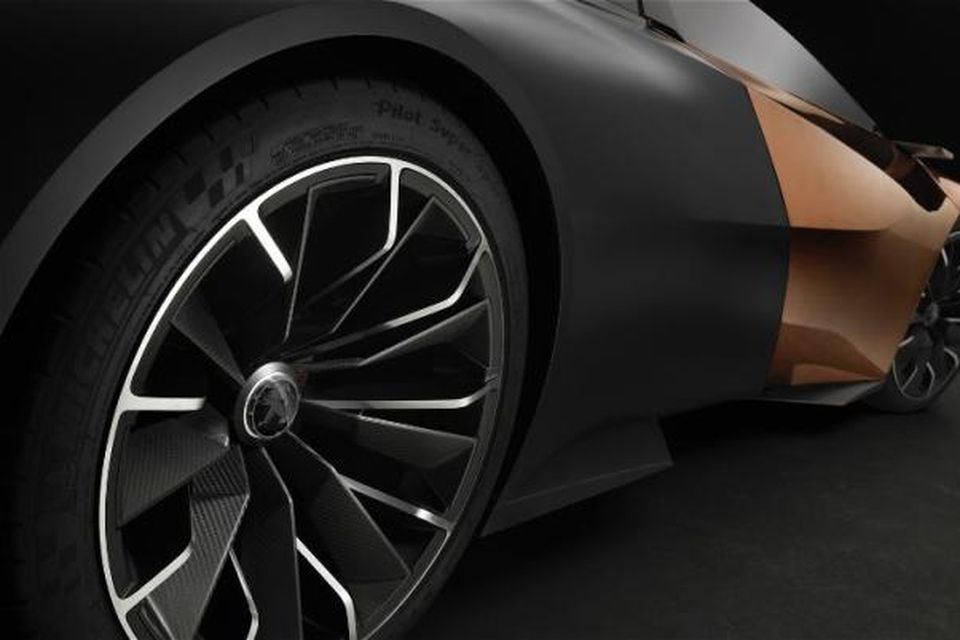 Peugeot Onyx verður á 20 tommu felgum og eru dekkin sérhönnuð undir bílinn.