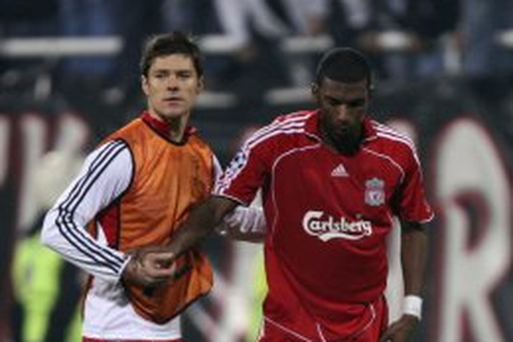 Xabi Alonso hughreystir félaga sinn, Ryan Babel, eftir ósigurinn í …