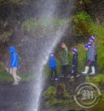 Íslenskir ferðamenn bak við Seljalandsfoss