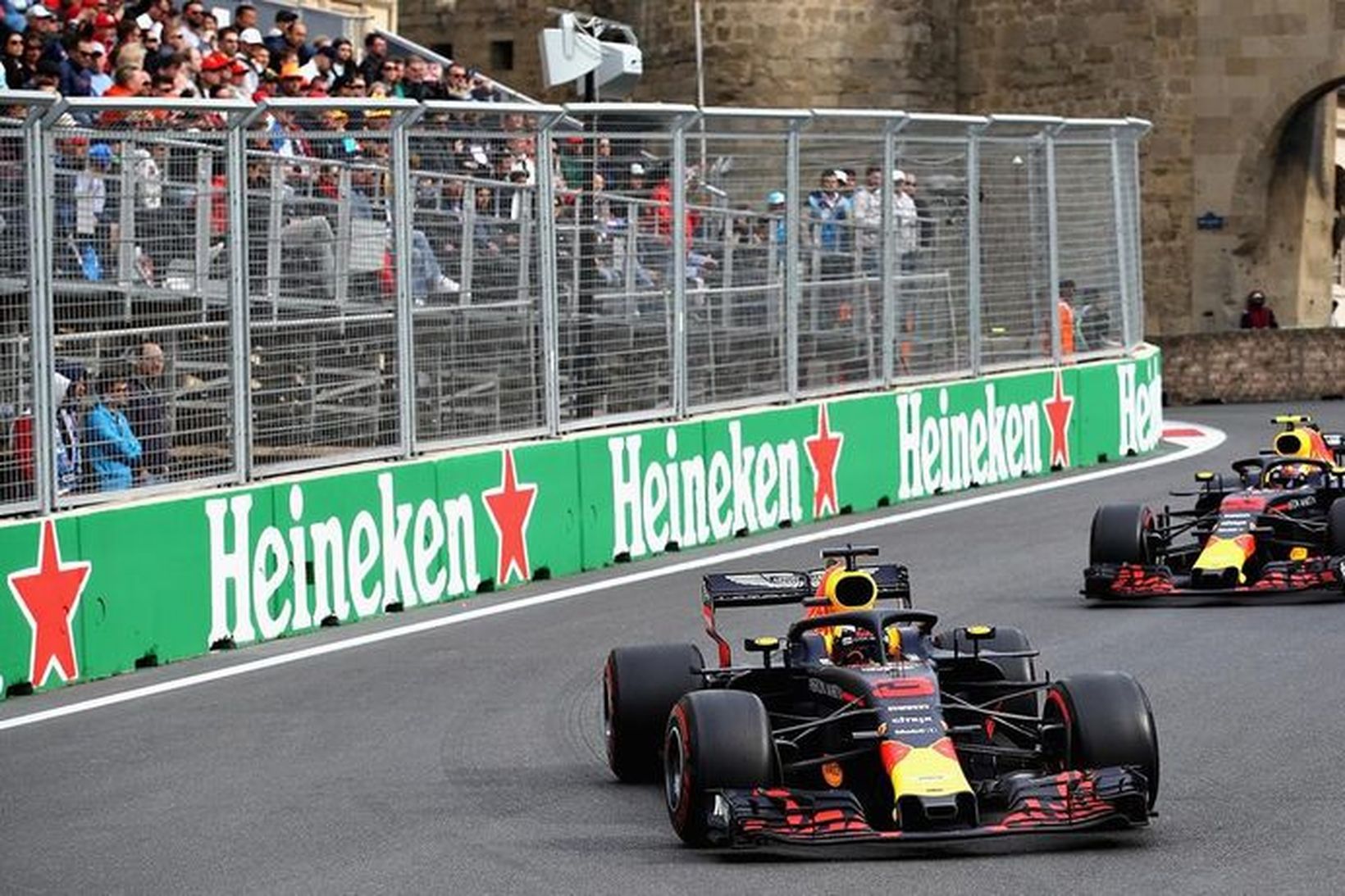 Verstappen og Ricciardo í návígi í kappakstrinum í Bakú í …