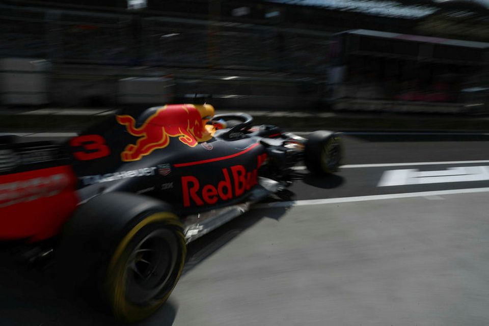 Daniel Ricciardo ekur út frá bílskúr Red Bull á seinni æfingunni í Búdapest í dag.