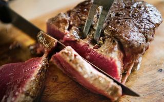 Straujárnssteik eða „Flat iron steak“ eins og hún er kölluð á enskri tungu nýtur mikilla …