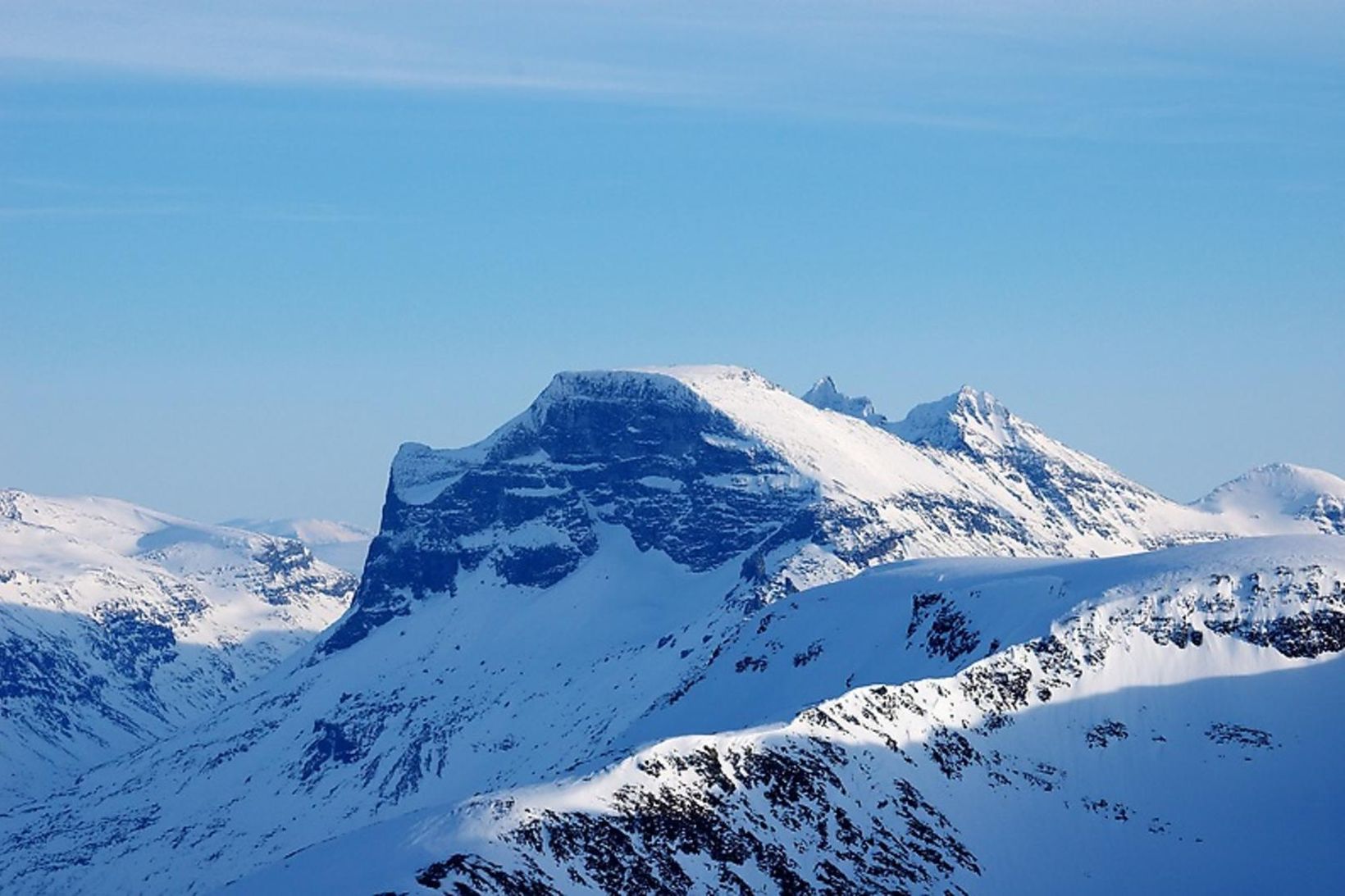Skarfjellet, hér séð frá Vassnebba í Trollheimen, setur svip sinn …