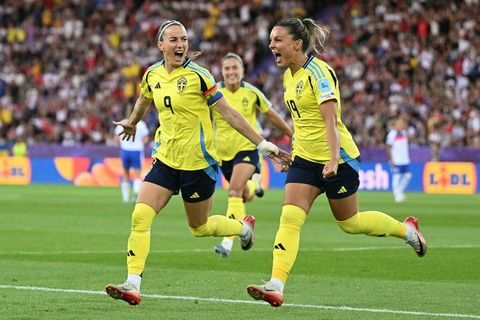 Kosovare Asllani fagnar fyrsta marki leiksins.