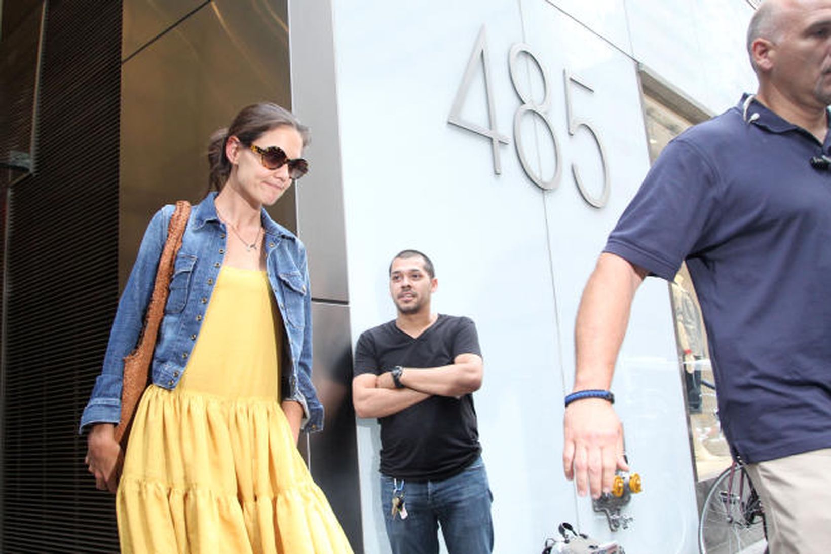 Katie Holmes fyrir utan skrifstofu Jonathan Wolfe sem er lögfræðingur …