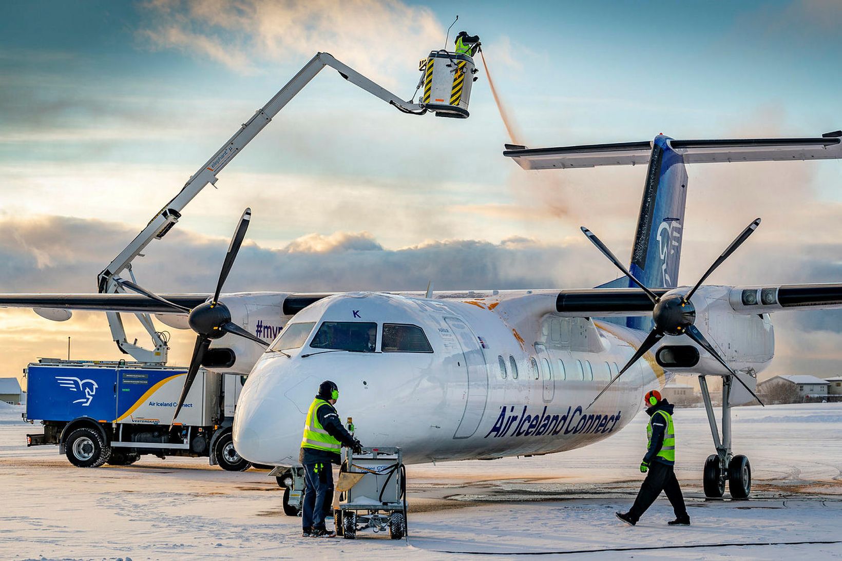 Ísafjarðarflug. Vélin afísuð. Samgöngur eru alltaf mál málanna vestra.