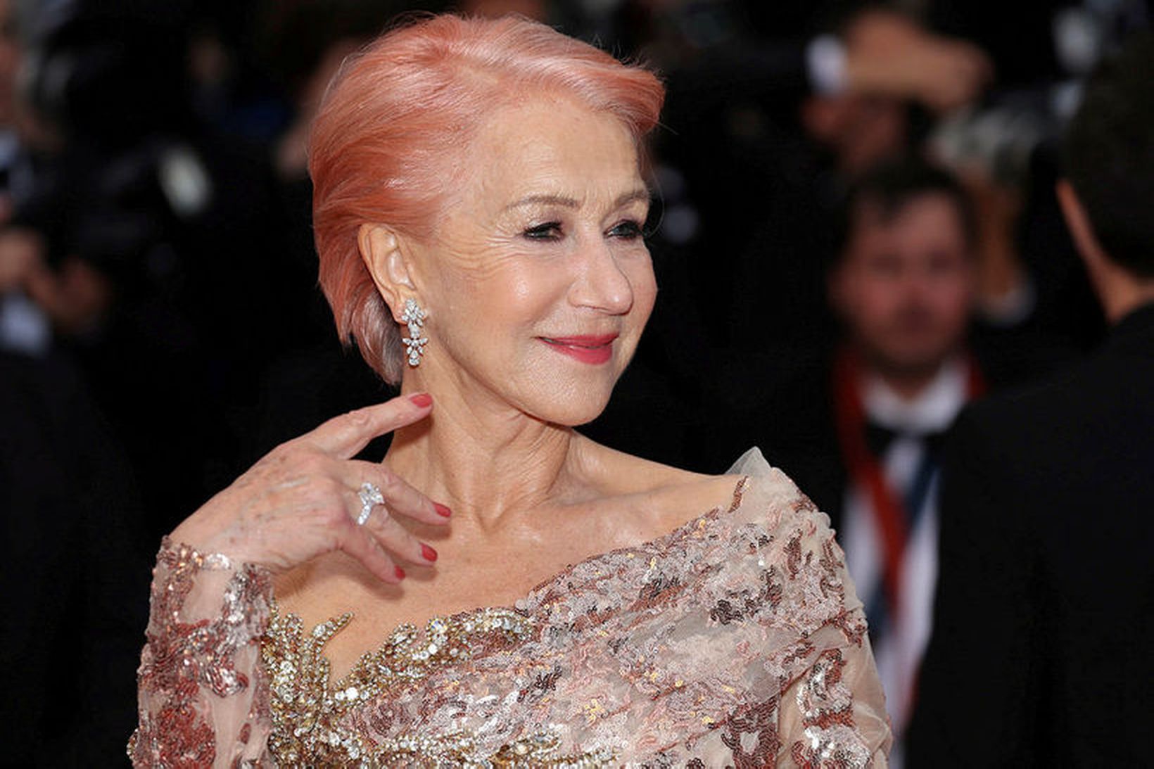 Helen Mirren skartaði bleiku hári í Cannes um helgina.