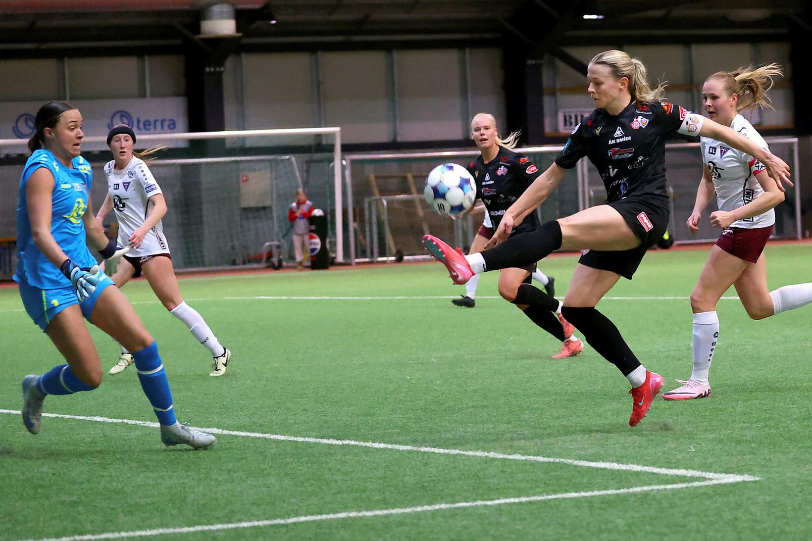 Sandra María Jessen skoraði fyrsta markið í Fjarðabyggðarhöllinni í kvöld.