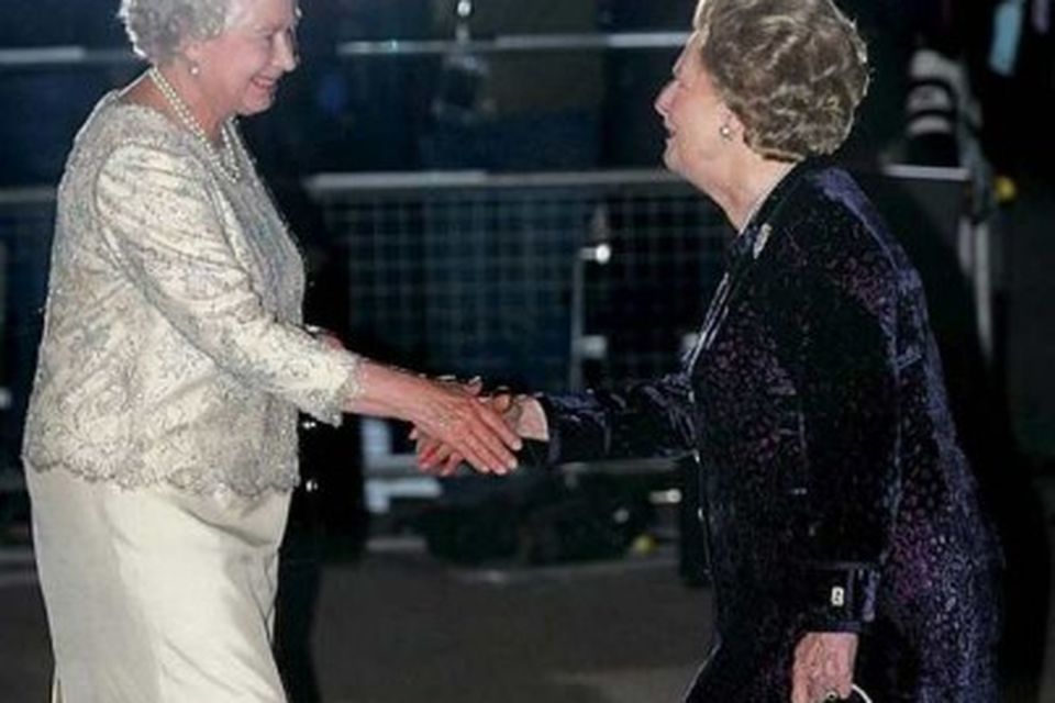 Elísabet Englandsdrottning heilsar Margaret Thatcher á 80 ára afmæli hennar 13. október 2005.