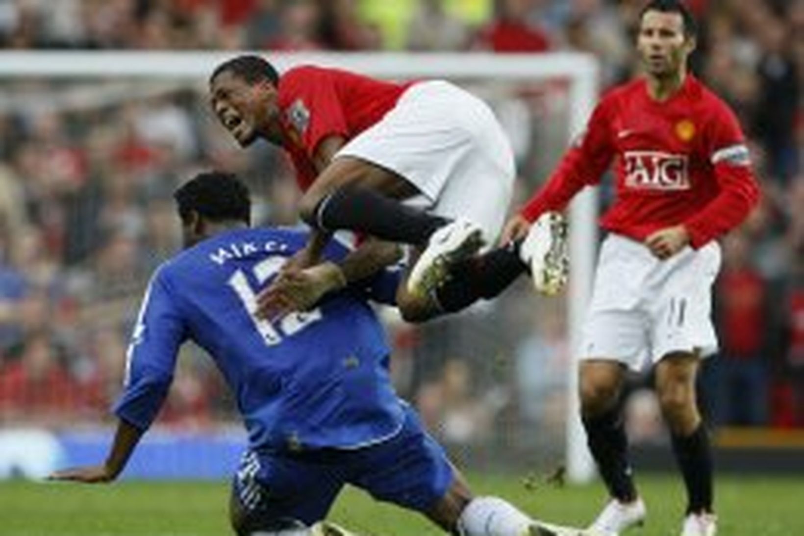 John Obi Mikel brýtur á Patrice Evra í leiknum á …