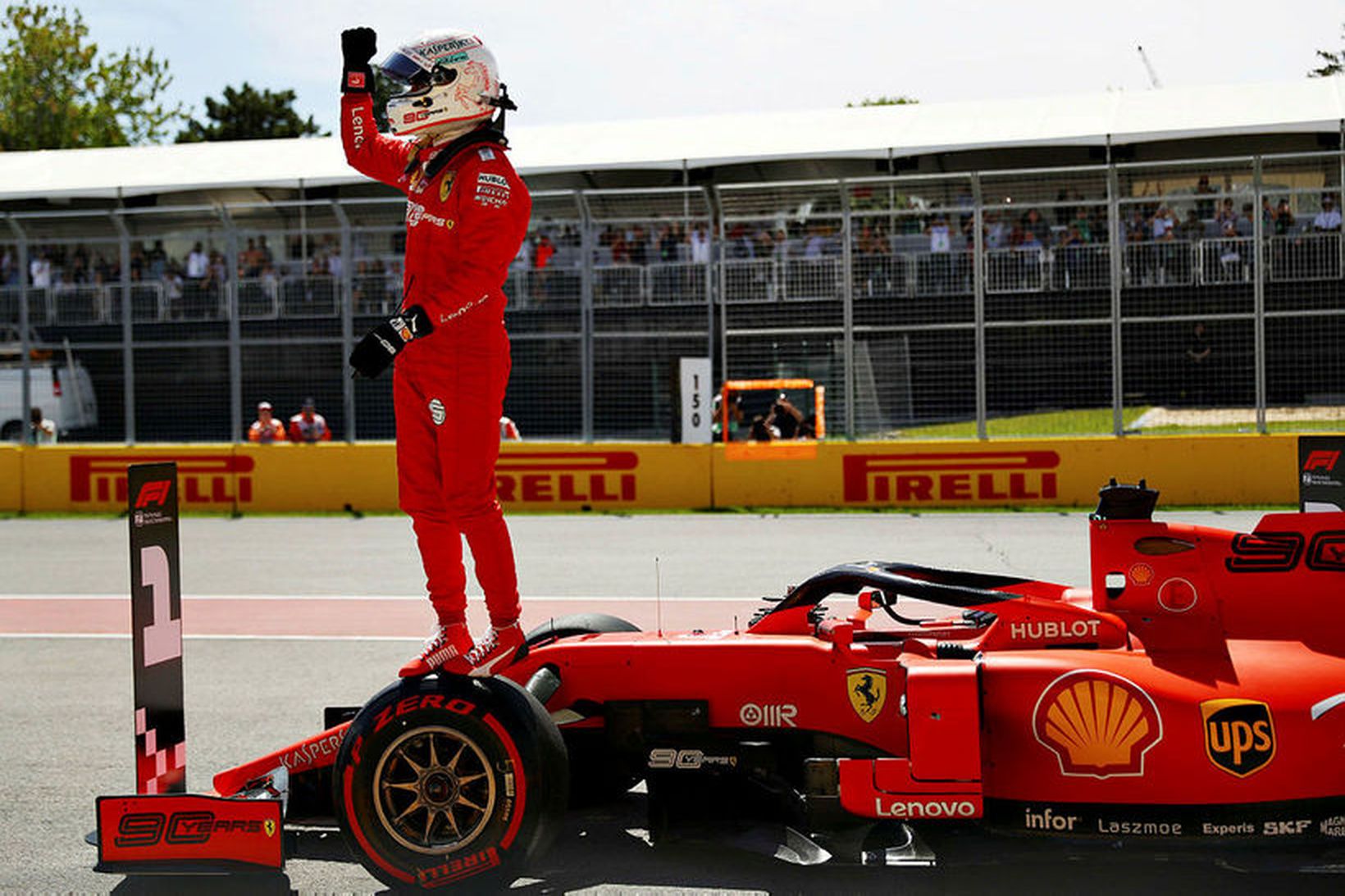 Sebastian Vettel fagnar ráspólnum í Montreal.