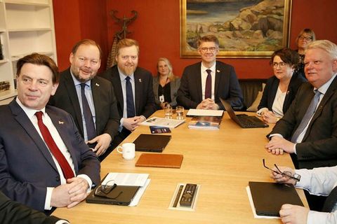 MPs seated at the table, from left: Karl Gauti Hjaltason, Bergþór Ólason, Sigmundur Davíð Gunnlaugsson, Gunnar Bragi Sveinsson, Anna Kolbrún Árnadóttir and Ólafur Ísleifsson.