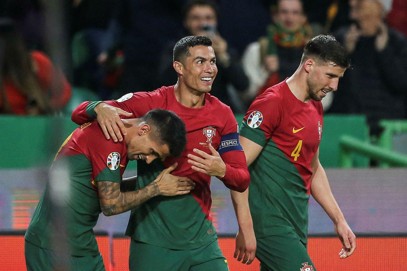 Cristiano Ronaldo, Joao Cancelo og Rúben Dias fagna marki Cancelo …