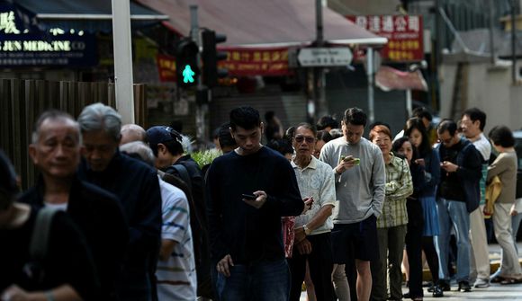 Kjósendur flykkjast á kjörstaði í Hong Kong