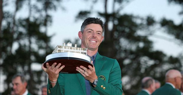 Rory McIlroy með Masters-bikarinn.