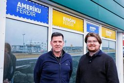 Þráinn Vigfússon og Hákon Þráinsson fyrir utan fyrirtækið Travel 2 sem býður upp á spennandi …