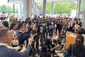 Áhugi Halla Tómasdóttir forseti Íslands ávarpar japanska blaðamenn eftir að hún skoðaði friðarsafnið.