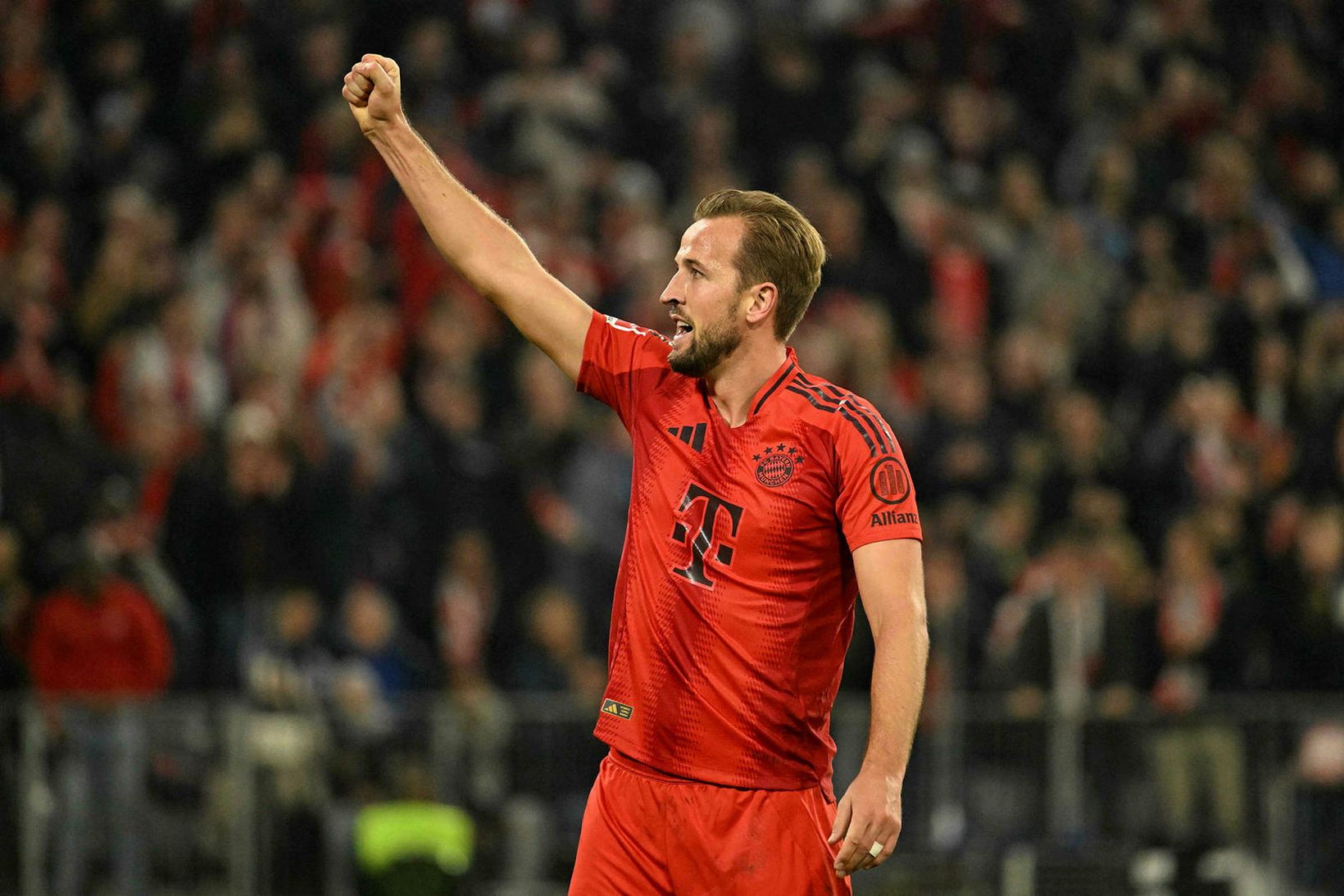 Harry Kane fagnar þrennunni í dag.